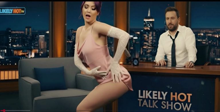 Likely Hot Talk Show’da Selin En Çok Sevdiği Sahneyi Canlandırırken Baran Terledi